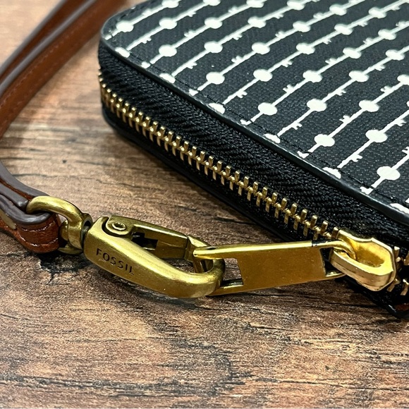 Fossil RFID Wristlet 👛 Like New! - Picture 8 of 14